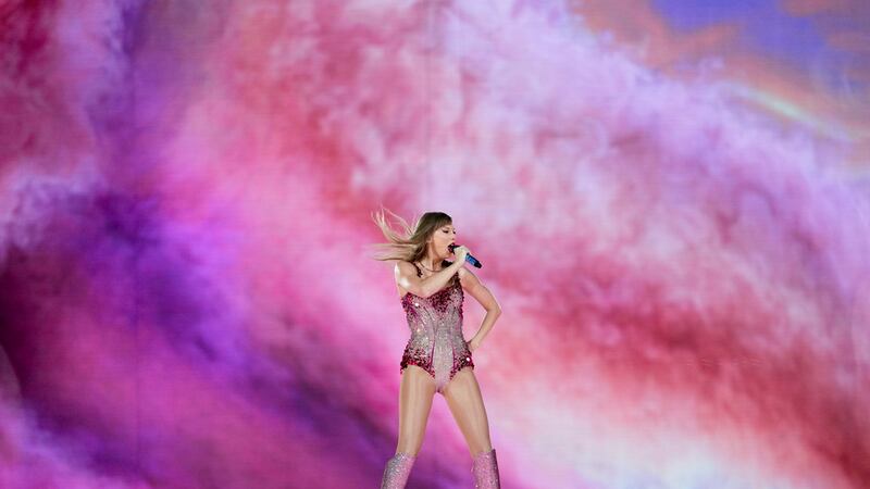 Taylor Swift durante el primer concierto de su gira Eras en el estadio Monumental en Buenos...