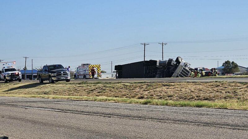 Ganado suelto después de que un camión volcara en la I-27.