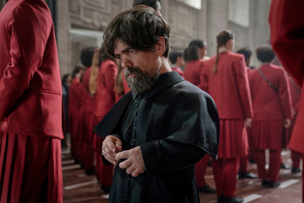 En esta imagen proporcionada por Lionsgate, Peter Dinklage en una escena de "The Hunger Games:...