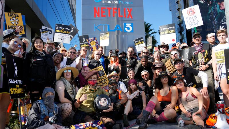 Miembros del sindicato SAG-AFTRA en huelga posan para una foto grupal afuera de los estudios...