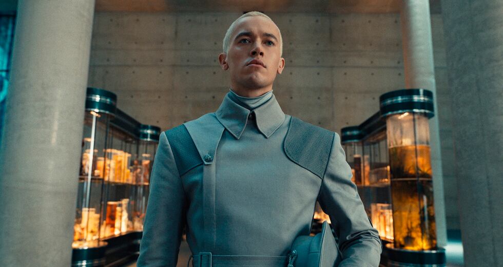 En esta imagen proporcionada por Lionsgate, Tom Blyth en una escena de "The Hunger Games: The...