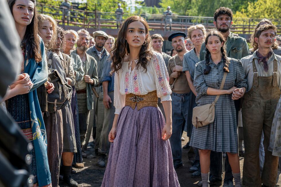 En esta imagen proporcionada por Lionsgate, Rachel Zegler, centro, en una escena de "The...