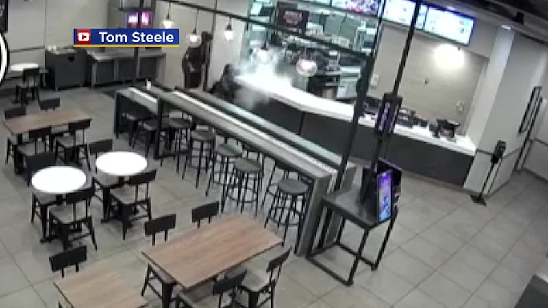 Un Taco Bell de Dallas está siendo demandado por dos clientes que afirman que un empleado los...