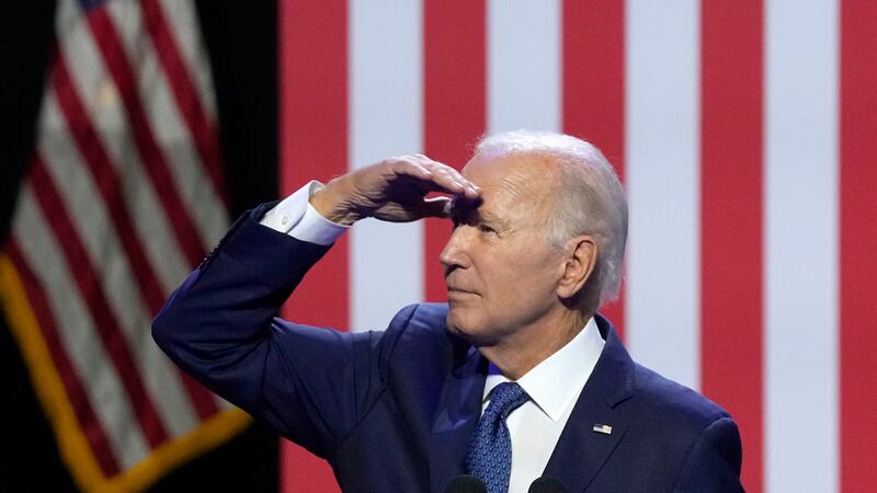 El presidente Joe Biden habla de democracia y el legado del senador republicano por Arizona...