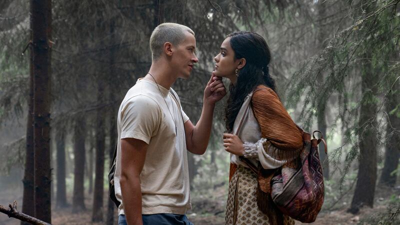 En esta imagen proporcionada por Lionsgate, Tom Blyth, izquierda, y Rachel Zegler en una...