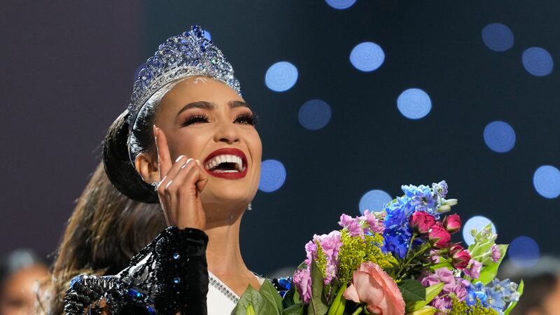 Miss USA R'Bonney Gabriel reacciona al ser coronada Miss Universo urante la ronda final de la...